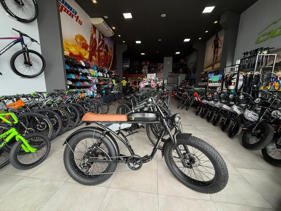 Salão da Soma Sports com dezenas de bicicletas elétricas