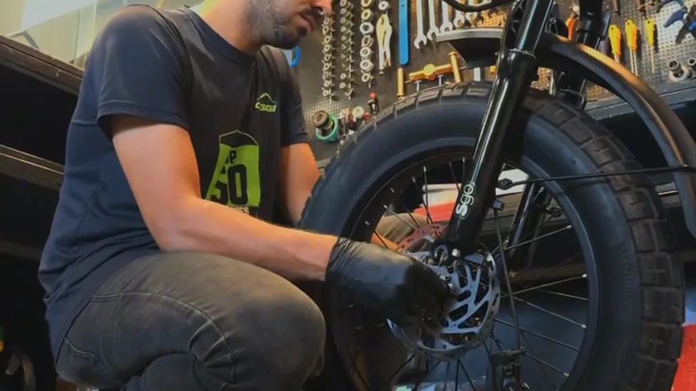 Mecânico trabalhando na oficina da Soma Sports