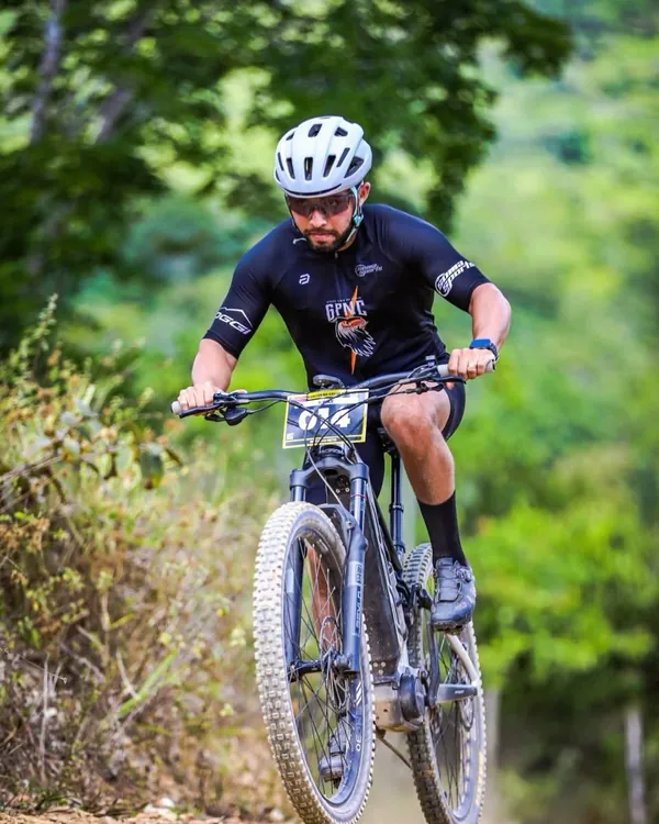 Ciclista com e-bike OGGI Razzo em prova de mountain bike