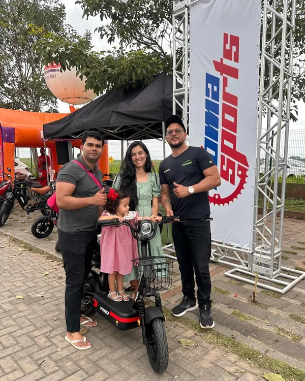 Cliente recebe scooter elétrica YOO 200 no estande da Soma Sports