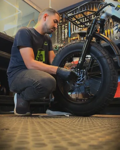 Mecânico da Soma Sports regulando uma bike na oficina