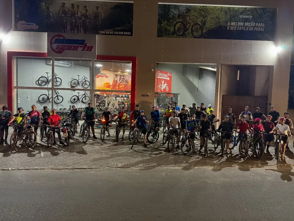 Turma do Pedal Embraza reunida em frente à Soma Sports à noite