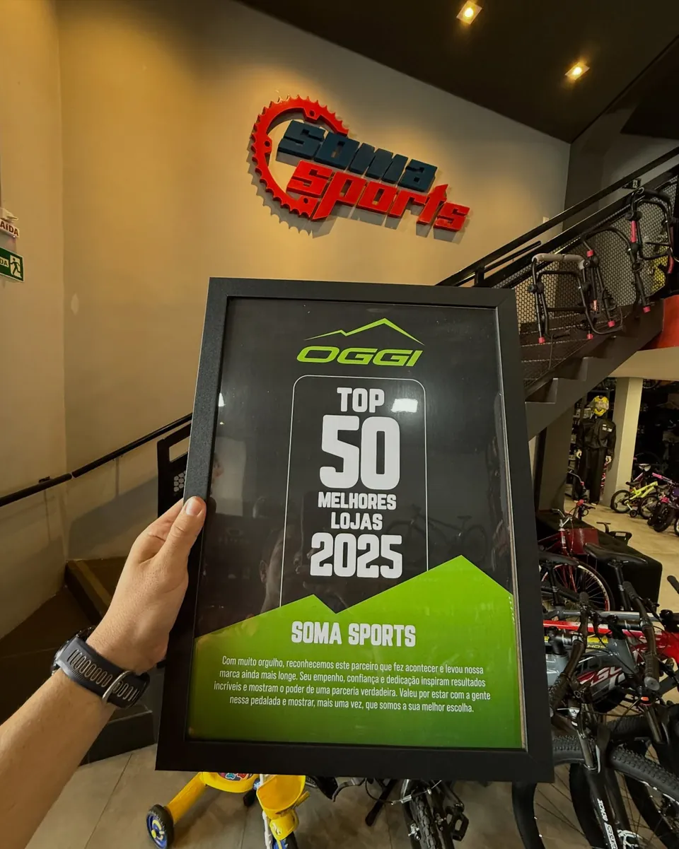 Placa do prêmio OGGI Top 50 Melhores Lojas 2025 recebido pela Soma Sports